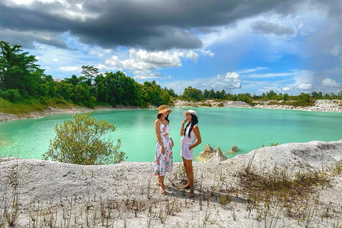 paket wisata belitung termasuk kunjungan ke danau kaolin